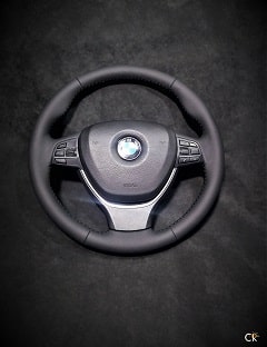 Перетяжка руля автомобиля БМВ натуральной кожей с текстурой